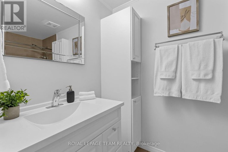 28930339/2163-orient-park-drive/blackburn-hamlet-south/ottawa/ontario/K1B4W1_28