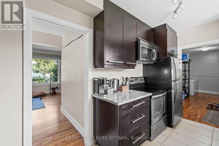 29526299/1372-ridgedale-street/emerald-woodssawmill-creek/ottawa/ontario/K1T1C5_12