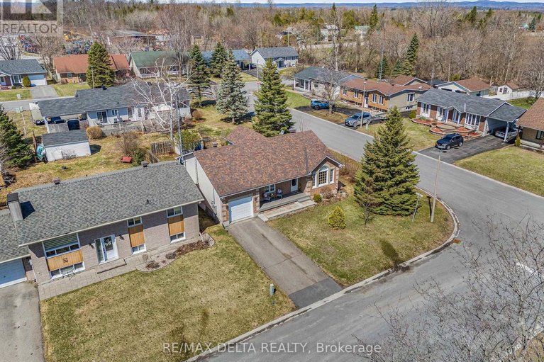 29633176/48-stephens-street/vankleek-hill/champlain/ontario/K0B1R0_37