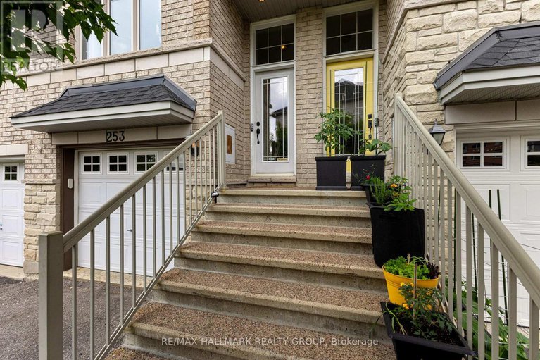 28482791/253-stroget-private/merivale-industrial-parkcitiplace/ottawa/ontario/K2E0A9_3