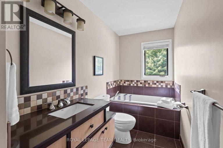 28734411/10-weldale-drive/rural-kanata-central/ottawa/ontario/K2W1A9_34