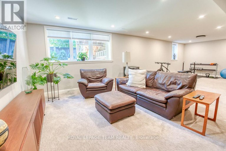 28955797/107-kitsilano-court/bruce-farmgraham-parkqualicumbellands/ottawa/ontario/K2H0B5_23