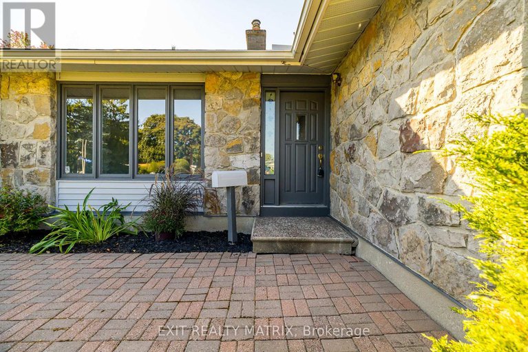 28932484/8-brian-crescent/bruce-farmgraham-parkqualicumbellands/ottawa/ontario/K2H6X3_7