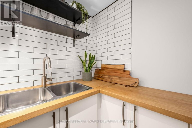 29640984/2052-valley-drive/elmvale-acresurbandale/ottawa/ontario/K1G2P4_26