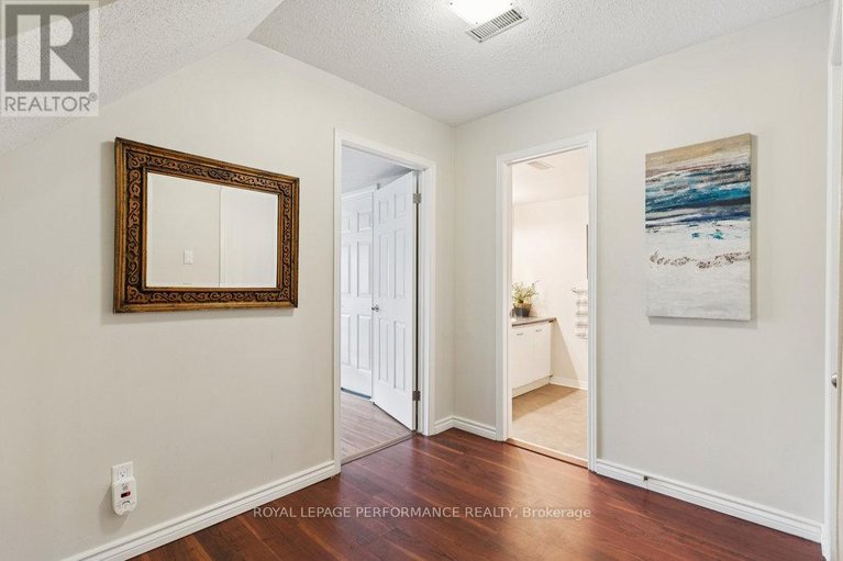 28847039/5-forsyth-lane/crystal-beach/ottawa/ontario/K2H9H1_4