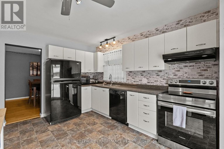 29329137/690-princess-louise-drive/fallingbrookridgemount/ottawa/ontario/K4A2C1_13