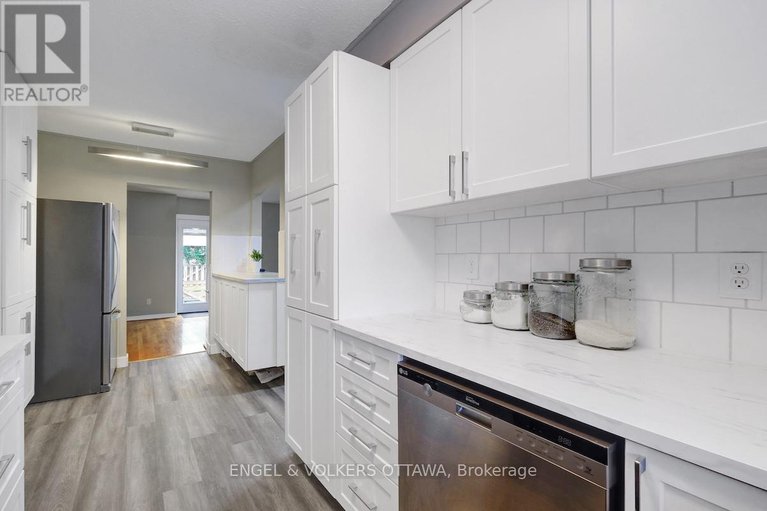28587086/30-sovereign-avenue/craig-henrywoodvale/ottawa/ontario/K2G4W7_18