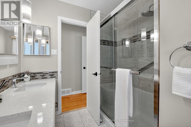 28912444/11-willeth-avenue/city-viewskylinefisher-heightsparkwood-hills/ottawa/ontario/K2E5C2_21