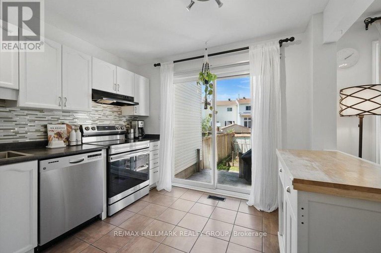 28376858/2083-sacramento-drive/fallingbrookgardenway-south/ottawa/ontario/K4A3L2_11