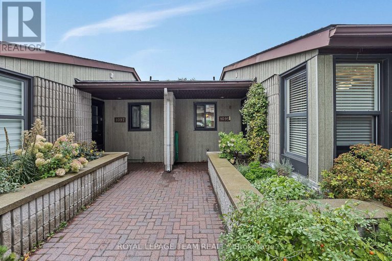 28918766/1095-ambleside-drive/woodroffe/ottawa/ontario/K2B8E2_1