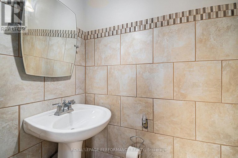 29056706/16015-county-2-road/long-sault/south-stormont/ontario/K0C1P0_21