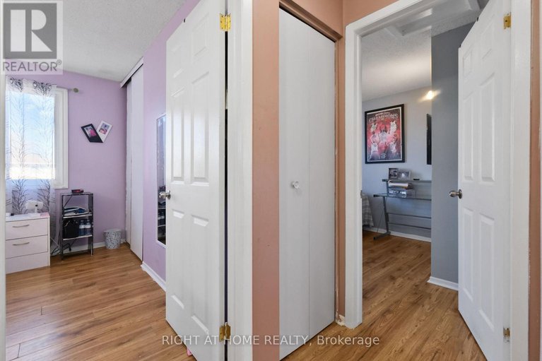 28221078/6104-vineyard-drive/convent-glen/ottawa/ontario/K1C2K2_30