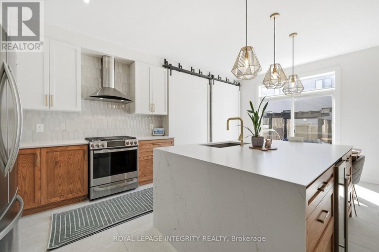 29628292/525-yellow-birch-street/mer-bleuebradley-estatesanderson-park/ottawa/ontario/K1W0J3_16