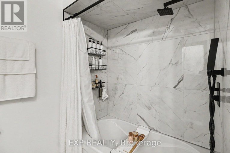 29593810/358-valade-crescent/fallingbrookpineridge/ottawa/ontario/K4A2V7_30