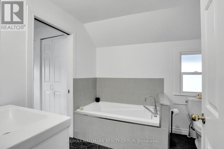 29565294/105-queen-mary-street/overbrookcastle-heights/ottawa/ontario/K1K1X4_24