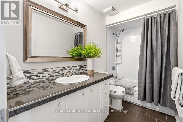 29633974/1095-avignon-court/orleans-wood/ottawa/ontario/K1C2M2_18