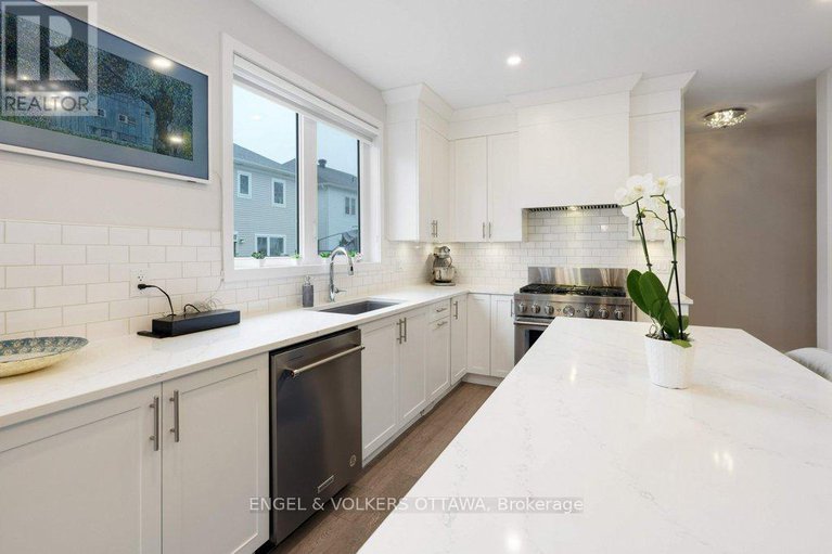 28933678/1010-carden-lane/orleans-village/ottawa/ontario/K1W0N3_17