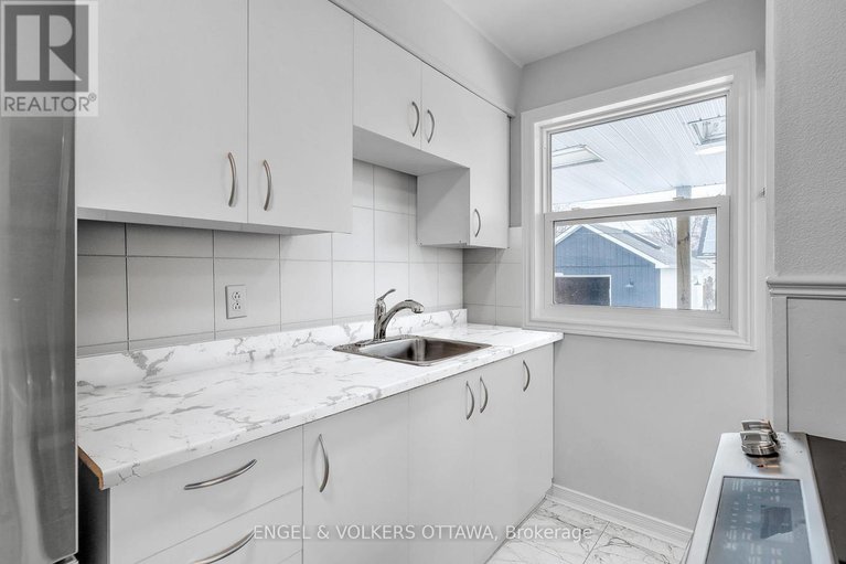 28520329/141-crerar-avenue/carlington/ottawa/ontario/K1Z7P4_13