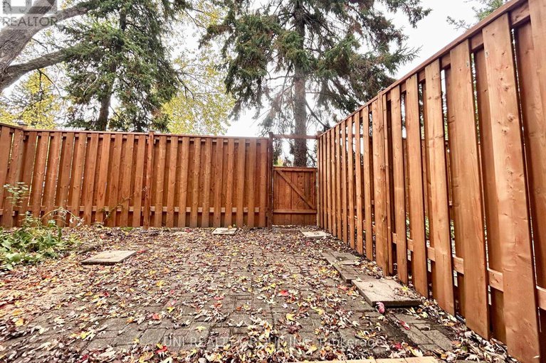 29032886/2064-eric-crescent/pineview/ottawa/ontario/K1B4P4_37