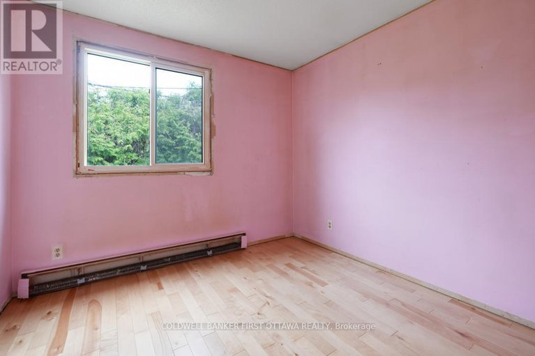 28322181/323-amiens-street/bilberry-creekqueenswood-heights/ottawa/ontario/K1E1N4_11