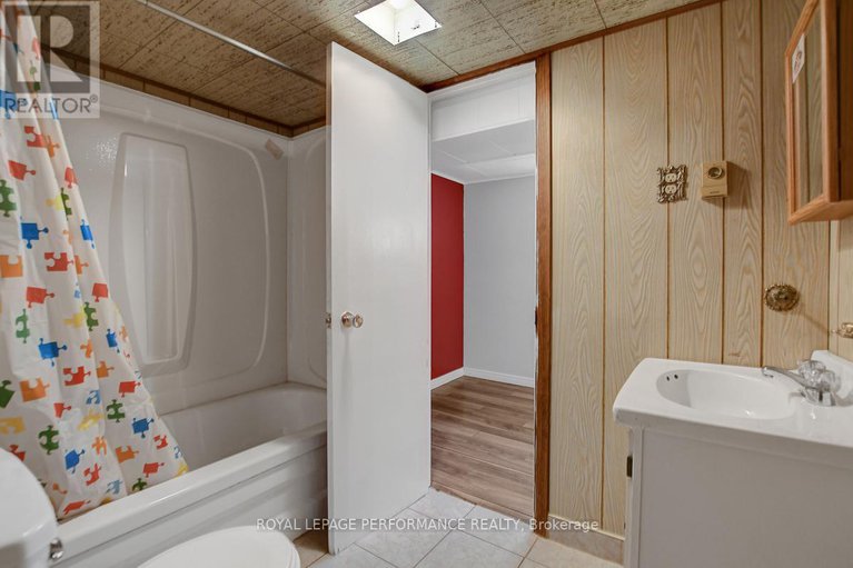 28439854/583-donald-street/overbrookcastle-heights/ottawa/ontario/K1K1L5_42