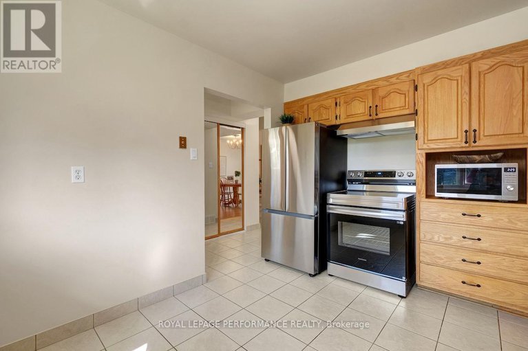 28710686/22-550-straby-avenue/overbrookcastle-heights/ottawa/ontario/K1K1H1_6