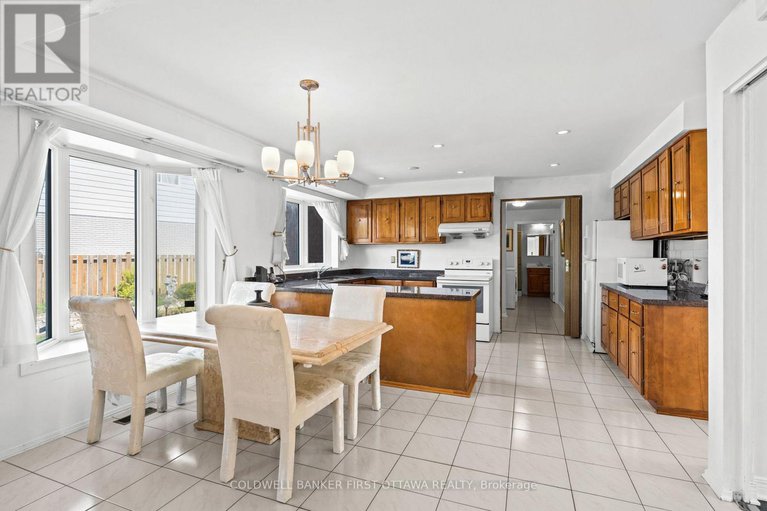 28315563/16-denewood-crescent/pineglencountry-place/ottawa/ontario/K2E7G5_15