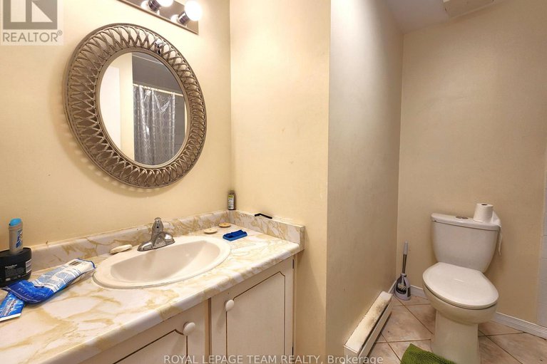 28396854/b-25-bertona-street/craig-henrywoodvale/ottawa/ontario/K2G4G7_16