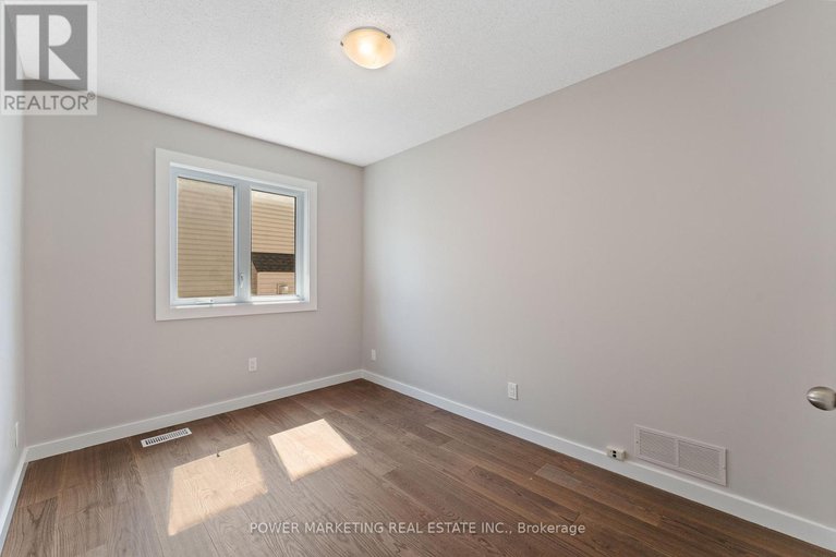 29131275/5722-kemplane-court/blackburn-hamlet-south/ottawa/ontario/K1W1B8_7