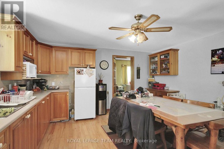 28588730/1429-balmoral-drive-n/cedardale/ottawa/ontario/K1V1H2_4