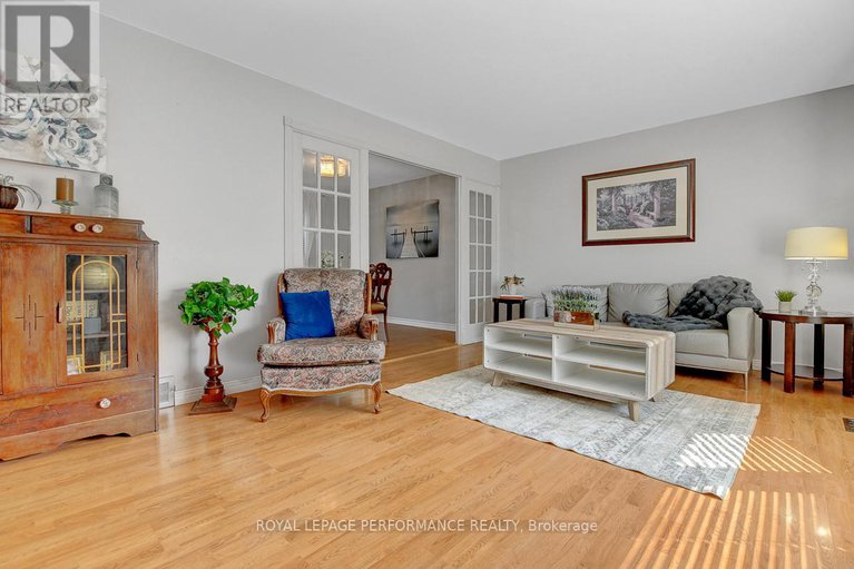 28805867/124-des-pins-street/village-of-russell/russell/ontario/K4R1C5_7