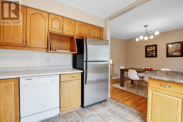 29030661/1637-saxony-crescent/pineview/ottawa/ontario/K1B5K8_17