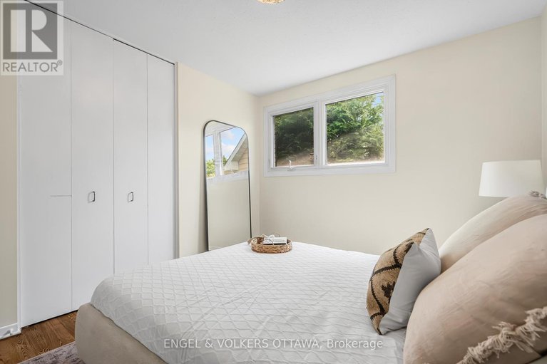 28957862/16-benson-street/borden-farmstewart-farmcarleton-heightsparkwood-hills/ottawa/ontario/K2E5J5_26