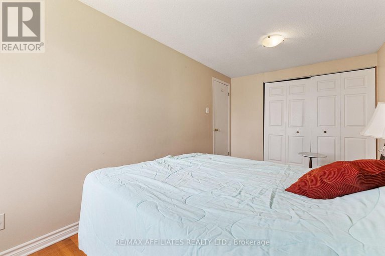 28333115/75-saxton-private/redwood-park/ottawa/ontario/K2H9P3_12