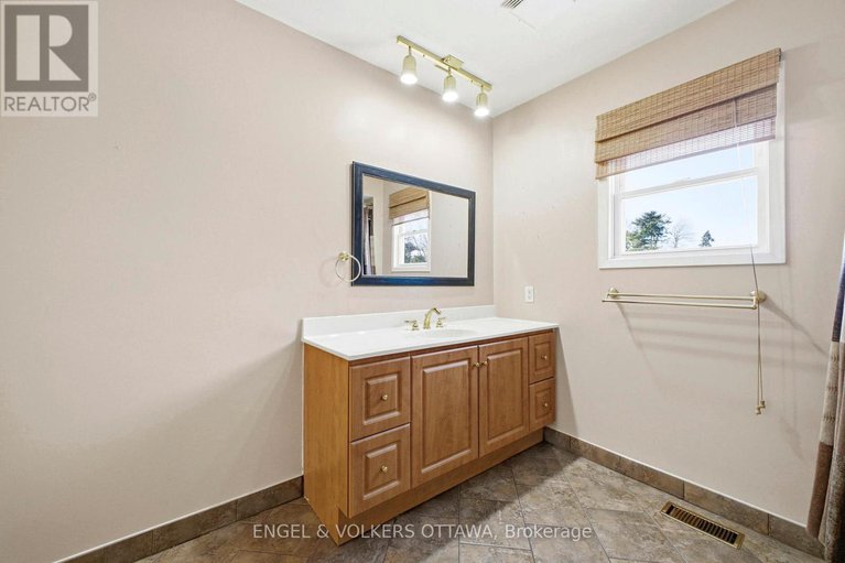 29371717/49-inverness-avenue/borden-farmstewart-farmcarleton-heightsparkwood-hills/ottawa/ontario/K2E6N6_23