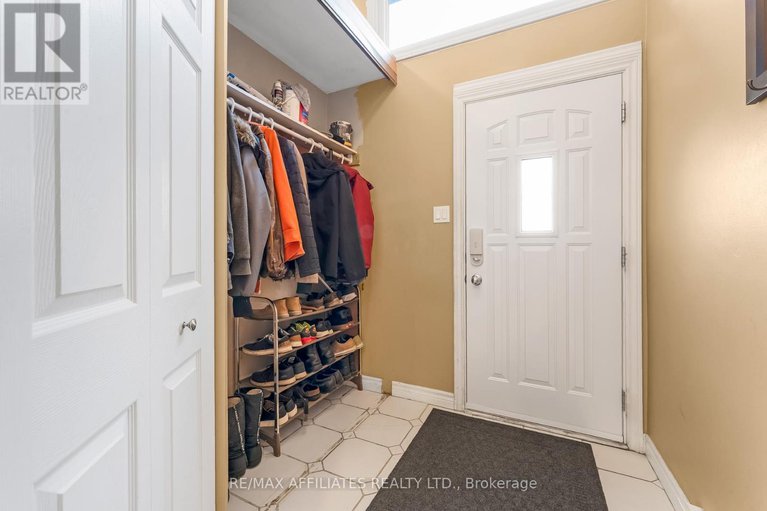 28882637/2101-eric-crescent/pineview/ottawa/ontario/K1B4P5_2