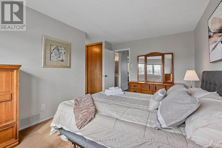 28136787/2184-east-acres-road/beacon-hill-south/ottawa/ontario/K1J9A7_32