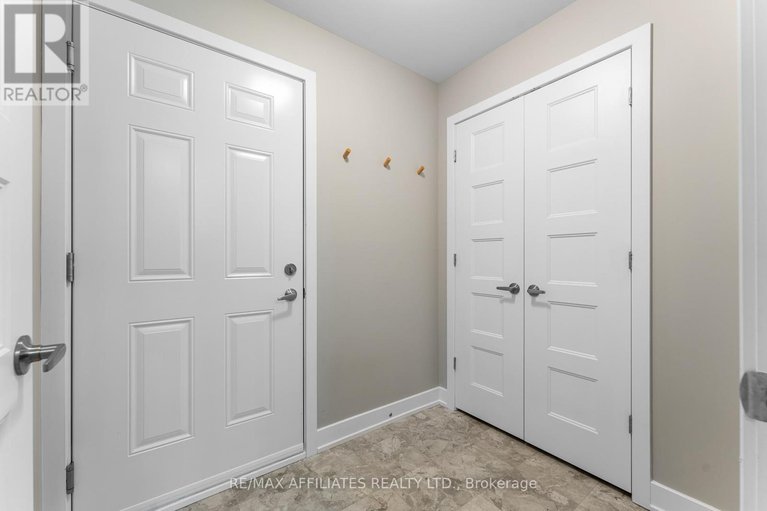 28381839/156-hybrid-street/embrun/russell/ontario/K0A1W0_27