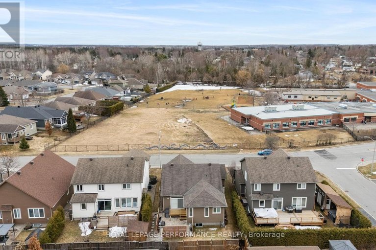 29552733/15-york-crossing-crossing/village-of-russell/russell/ontario/K4R0C4_35