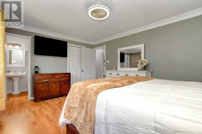 28805867/124-des-pins-street/village-of-russell/russell/ontario/K4R1C5_19