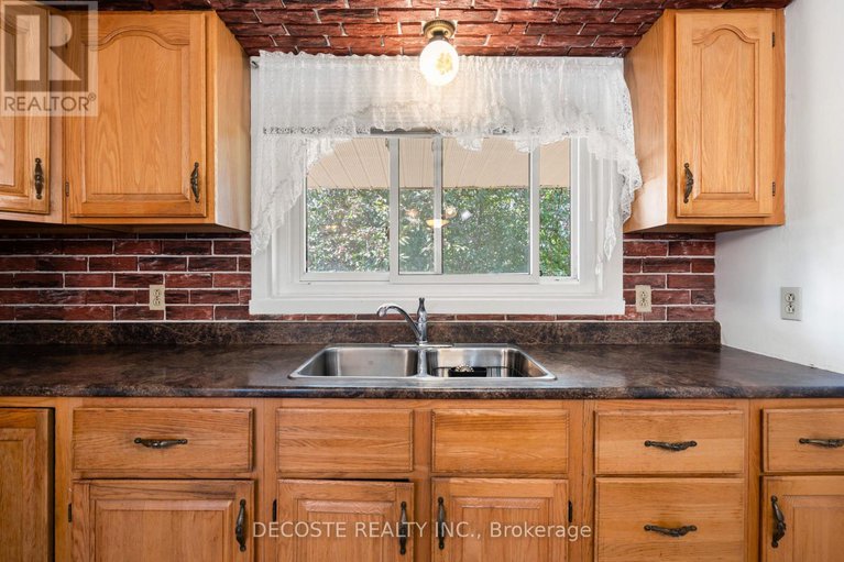28641944/205-dominion-street-n/alexandria/north-glengarry/ontario/K0C1A0_11