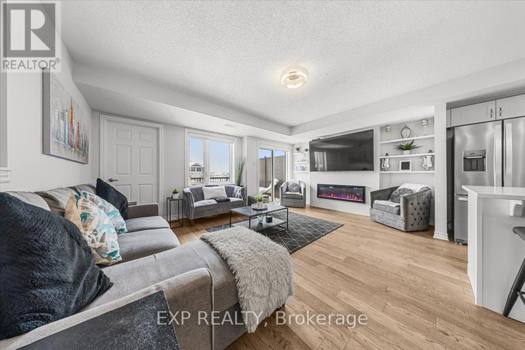 29476652/704-lapland-private/emerald-meadowstrailwest/ottawa/ontario/K2V0S4_5