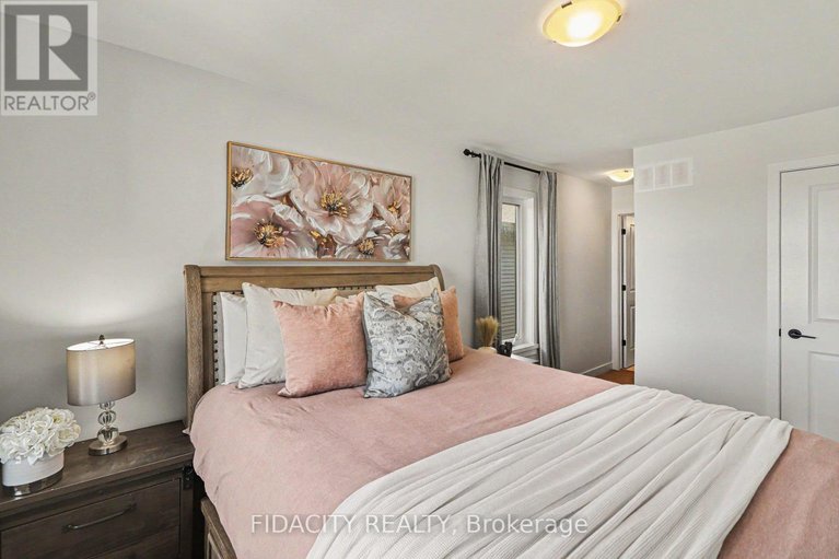 29654929/1768-crux-road/mer-bleuebradley-estatesanderson-park/ottawa/ontario/K1W0R3_16