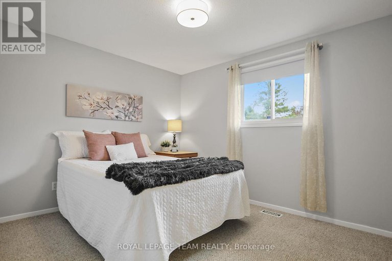 28356426/6489-doctor-blair-crescent/north-gower/ottawa/ontario/K0A2T0_18
