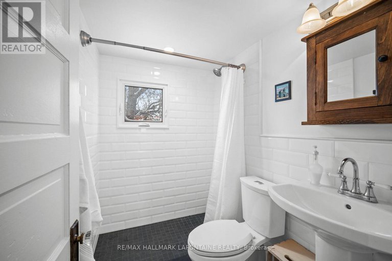 28158362/143-blackburn-avenue/sandy-hill/ottawa/ontario/K1N8A6_25