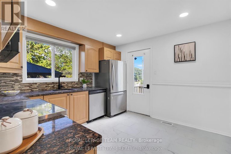 28982327/2-brookhaven-court/leslie-park/ottawa/ontario/K2H9E3_13