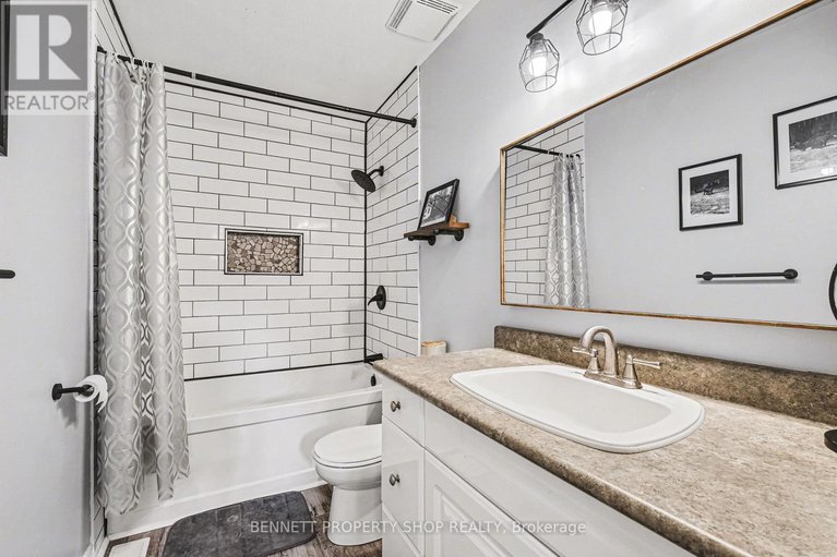 29423087/4-bartley-crescent/on-the-green/ottawa/ontario/K2J2J7_17