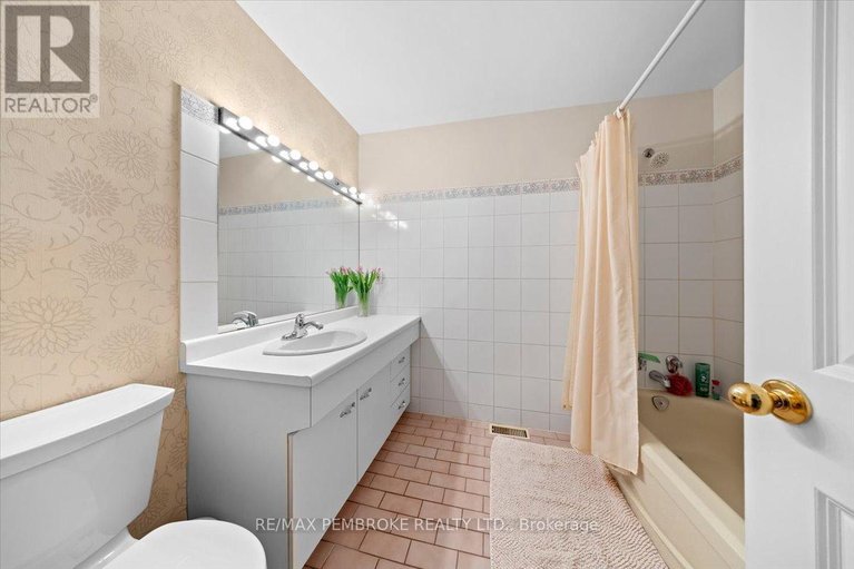 29556813/1235-millburn-crescent/cumberland-ridge/ottawa/ontario/K4C1C9_21