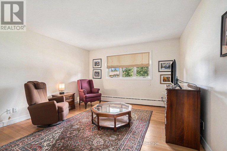 28506946/2009-killarney-drive/mckellar-heightsglabar-park/ottawa/ontario/K2A1P9_16