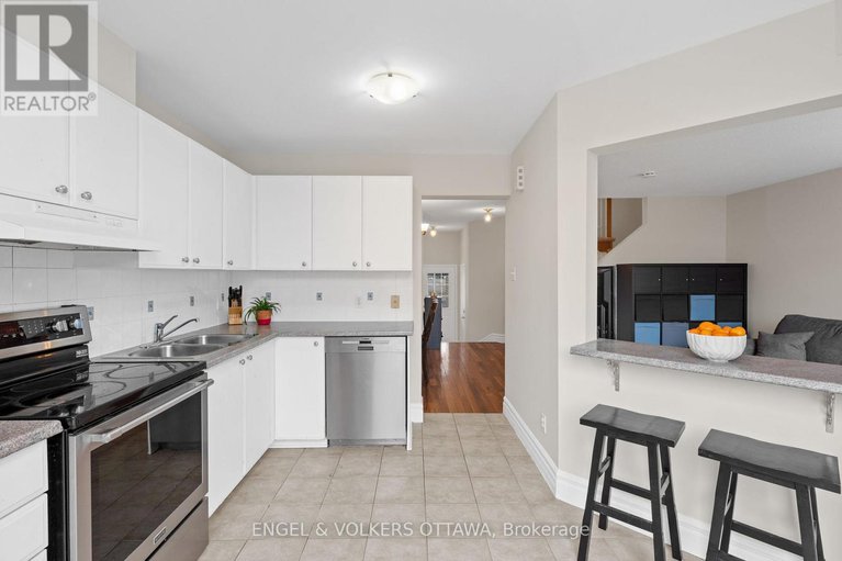 29142168/526-meadowbreeze-drive/emerald-meadowstrailwest/ottawa/ontario/K2M2T4_15